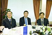 左起: 國家自然科學基金委員會副主任沈岩院士(左)、中大校長沈祖堯教授(中)、中國醫學科學院基礎醫學研究所張學教授(右)。